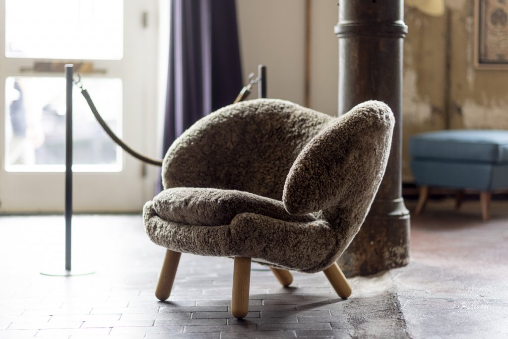 Finn Juhl Pelican Chair, “Sahara” sheepskin