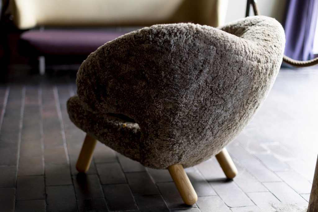 Finn Juhl Pelican Chair, “Sahara” sheepskin