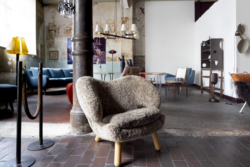 Finn Juhl Pelican Chair, “Sahara” sheepskin