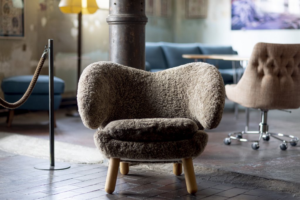 Finn Juhl Pelican Chair, “Sahara” sheepskin