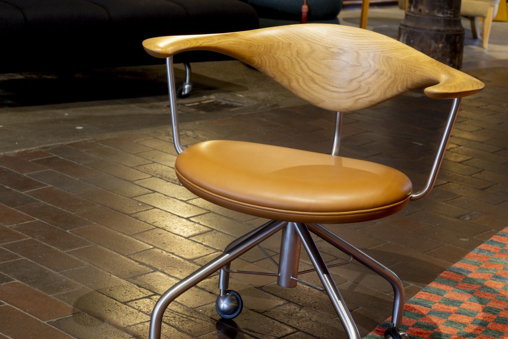 PP Møbler SWIVEL chair in our showroom July 2024